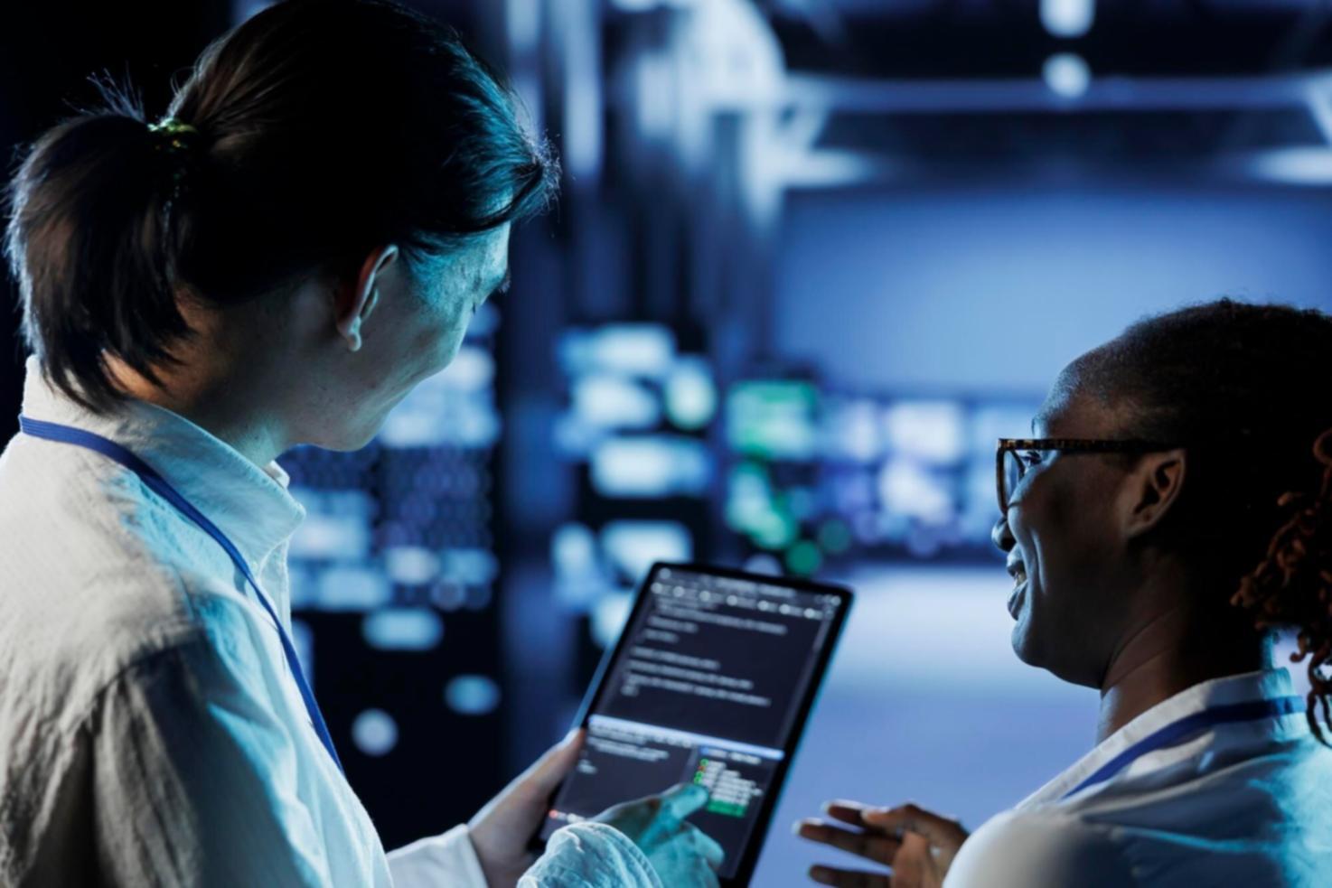 Spazio di lavoro con postazioni per sviluppo 3D e game design