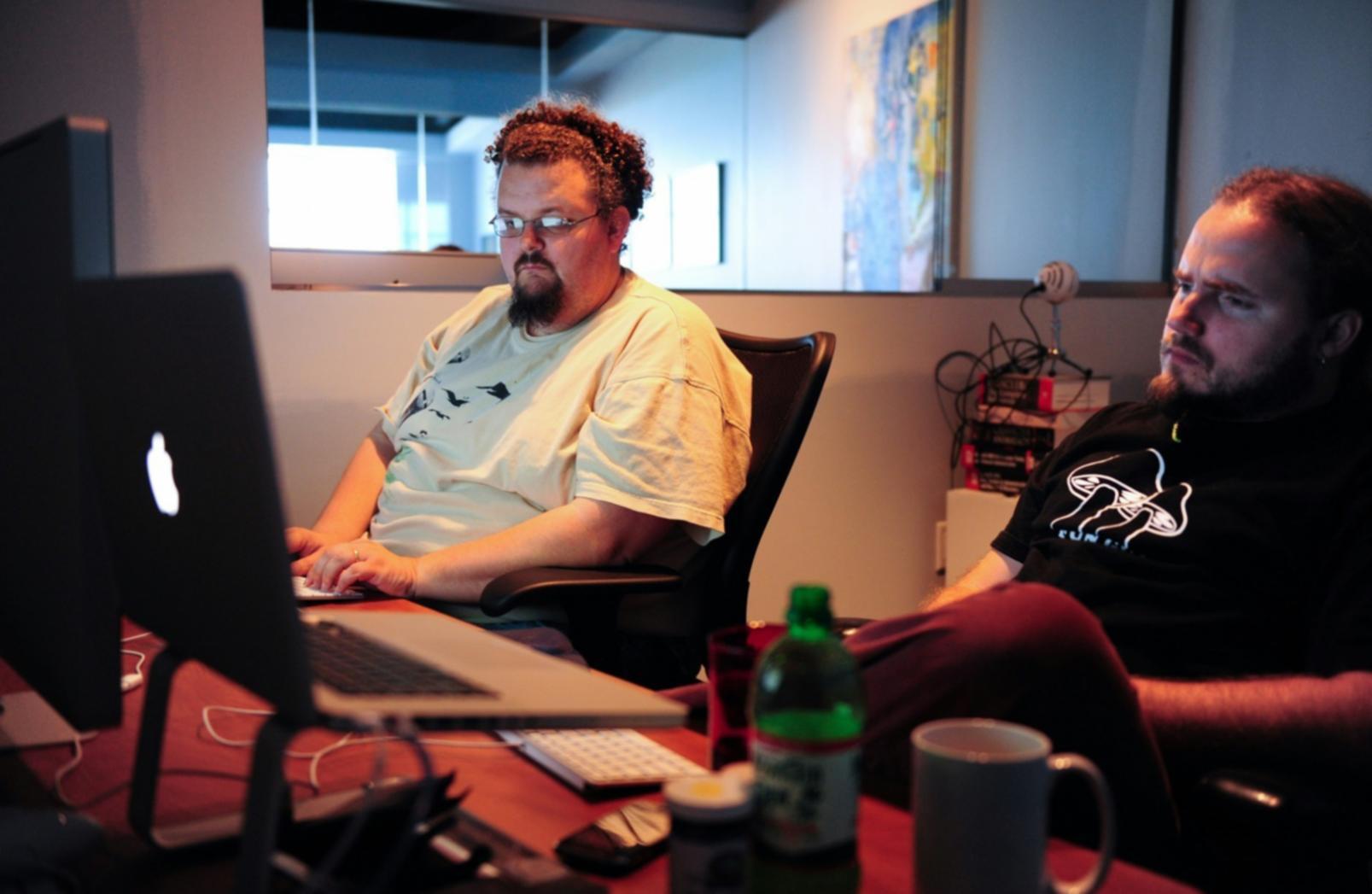 Aula di progettazione con studenti al lavoro su workstation per game design